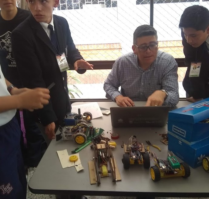 Robots diseñados por estudiantes 